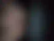 Jouant dehors sur le toit.