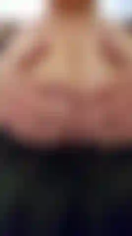 Seins nus ! Tu veux me regarder jouer ?