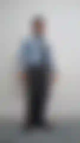 Cadet chemise bleue, pantalon gris.