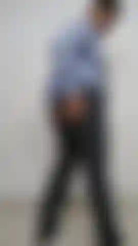 Éjacule en costume, regarde le clip.