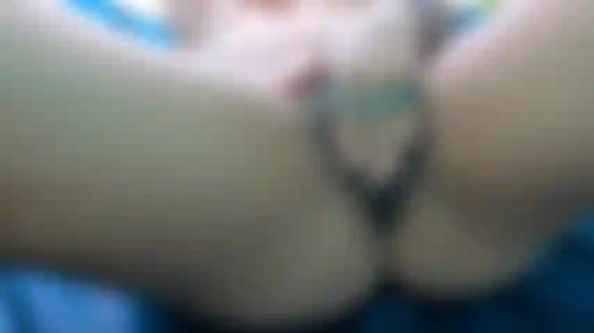 Doigté sur la plage publique.