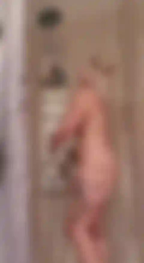 Kallisy se fait du bien sous la douche