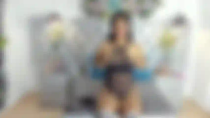 Je joue dans la chatte avec des doigts et un gode... Je suis tellement mouillée.