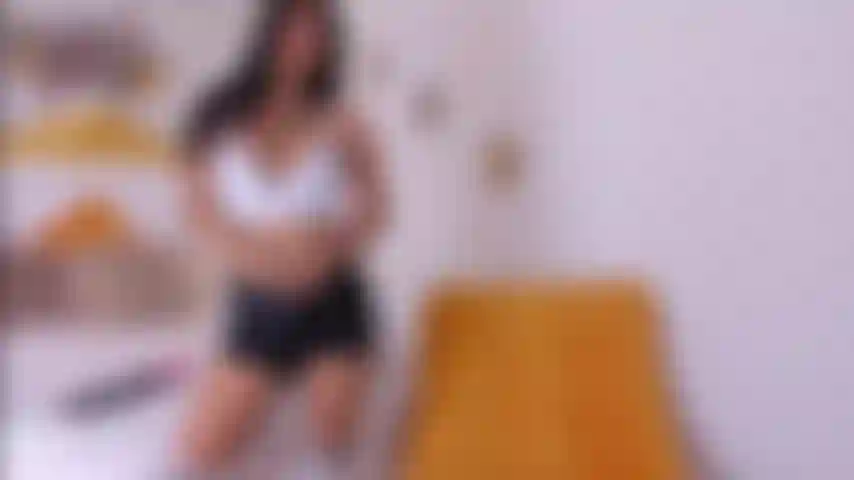 Pendant que ma luxure vibre dans mon clitoris, ton gros pénis me pénètre, deux sensations trop délicieuses qui me rendent très excitée.