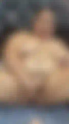 Chatte masturbation et baisée avec une machine.