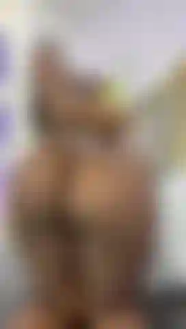 Délicieuse et avec un énorme cul avec de l'huile.