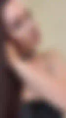 Je te taquine pendant que je te montre mes parties intimes.