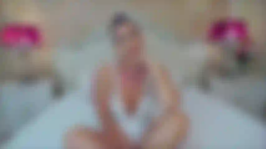 Dans cette vidéo, je joue avec moi-même tout en vous taquinant et en vous instruisant, mais avec une petite touche que vous verrez si vous achetez cette vidéo. Et parce que je suis d'humeur tellement excitée, je jouis deux fois en utilisant mon jouet et en jouant aussi avec mes fesses pendant que tu me regardes.