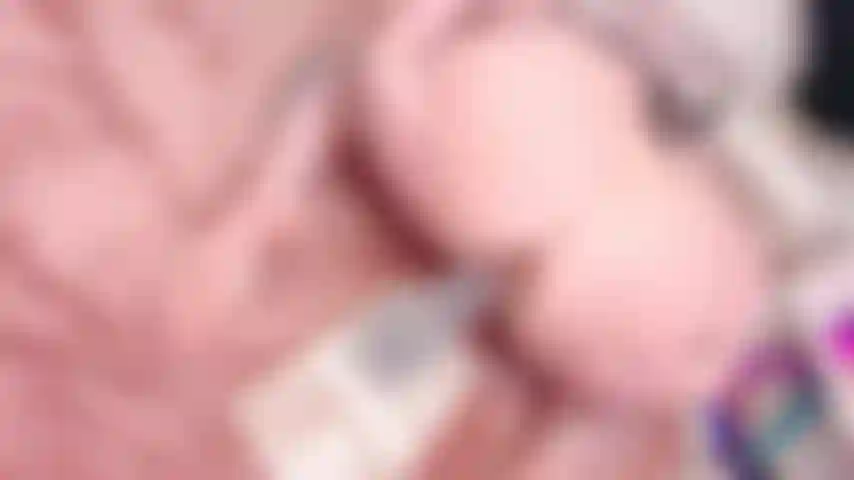 Chevauchant un énorme gode épais.