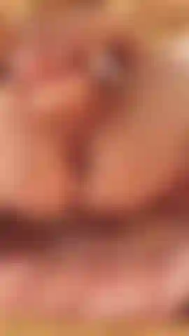 Joue avec un gode en public en randonnée.