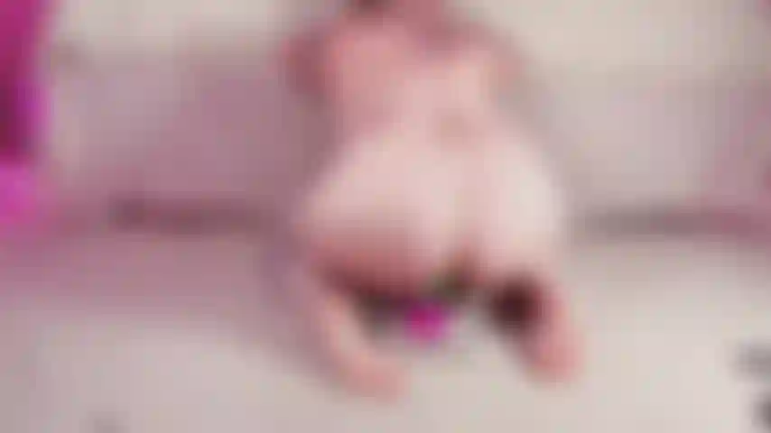 Blonde chevauche un gode arc-en-ciel de 8 pouces.