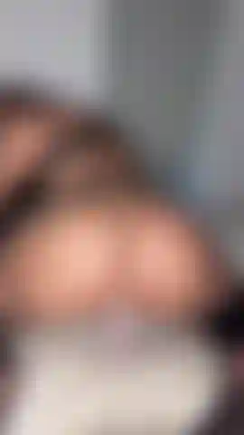 Une cow-girl crémeuse avec un gode baise.