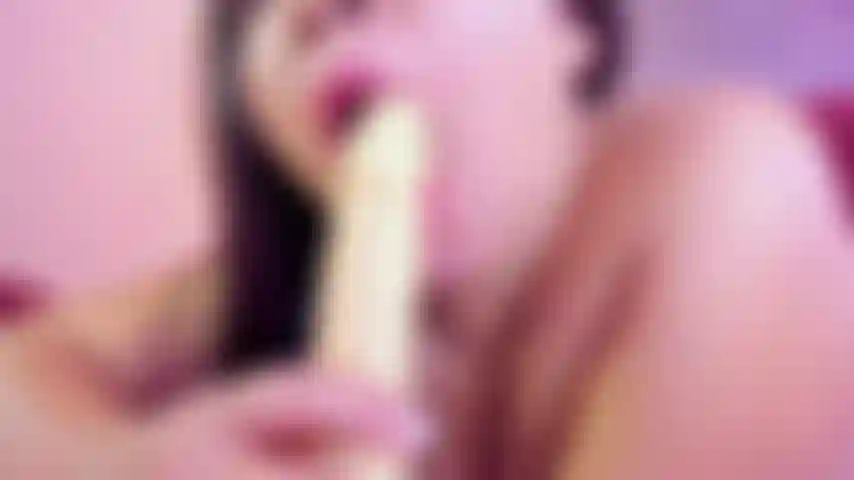 Con la boca llena de ganas y la lengua hambrienta, me entrego a cada centmetro de tu placer, succionando lento al principio, saboreando cada reaccin, hasta dejarte sin aliento mientras te miro a los ojos y te hago gemir con cada movimiento profundo y hmedo porque cuando me arrodillo, no solo doy placer lo devoro.