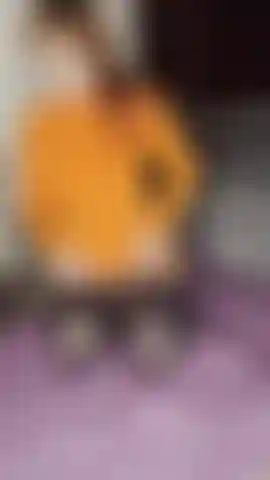 Regardez cette petite salope vous faire languir alors qu'elle se déshabille sensuellement et finit par baiser sa chatte serrée avec son gode pendant qu'elle gémit et jouit dans ses bas qui montent jusqu'aux cuisses !