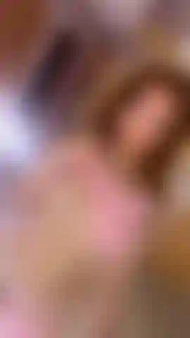 Un angle différent, encore plus à regarder… culotte blanche, peau nue et moi qui te taquine parce que je suis clairement incapable de me tenir sage. Je sais exactement ce que cette vue te fait — et je savoure chaque seconde.