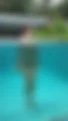 Nue dans la piscine.