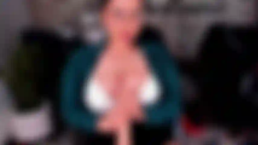 Une secrétaire sexy ou une salope de bureau. J'adore le sperme de mon patron sur mes seins et mon visage.