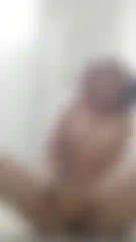 Sous ma douche, je suis excitée et je voulais baiser ma chatte serrée. Tu veux voir comment elle gicle pendant que je pense à toi ?