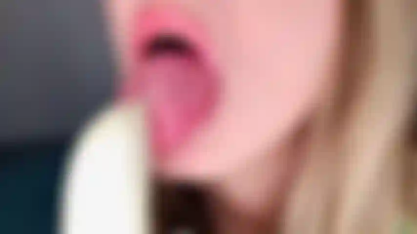 Bj taquine avec une banane.