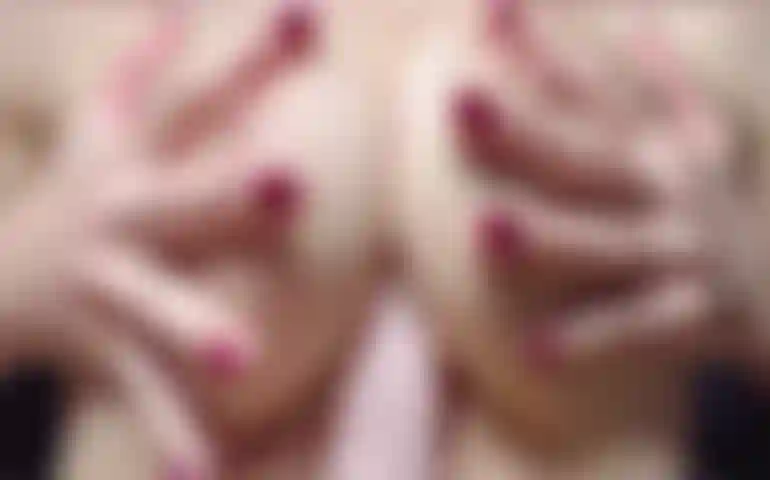 Crache, seins, bite.