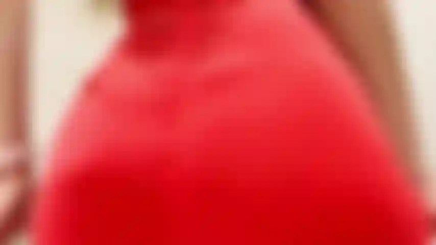 Le cul rebondit dans un string rose.