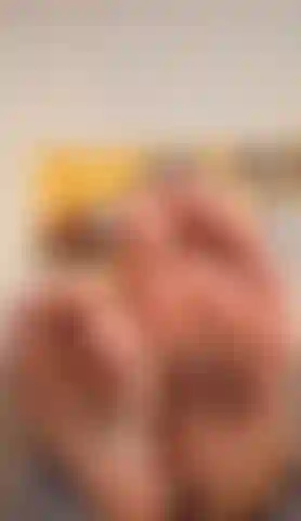 Des pieds coquins en gros plan.