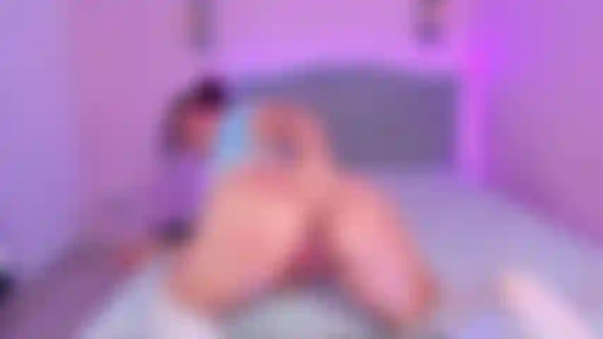 Doigts dans le cul et fessée sur les fesses.