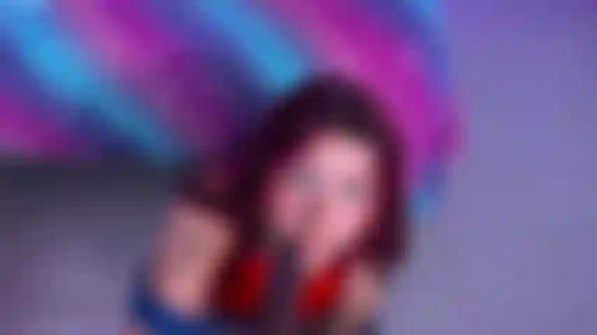 Pleine de lait dans la bouche.