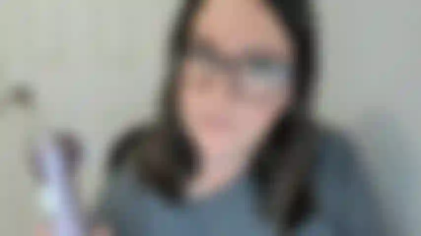 J'utilise un vibromasseur suceur de clitoris pour m'offrir deux orgasmes insensés, me laissant complètement essoufflée.