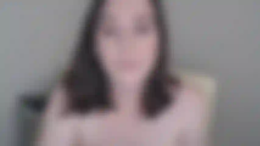 Milk et ton petit pénis : je te montre un peu de lactation et je te fais savoir qu'un vrai homme m'a mise enceinte et a conduit à ça. Mais toi, tu n'es pas un vrai homme.