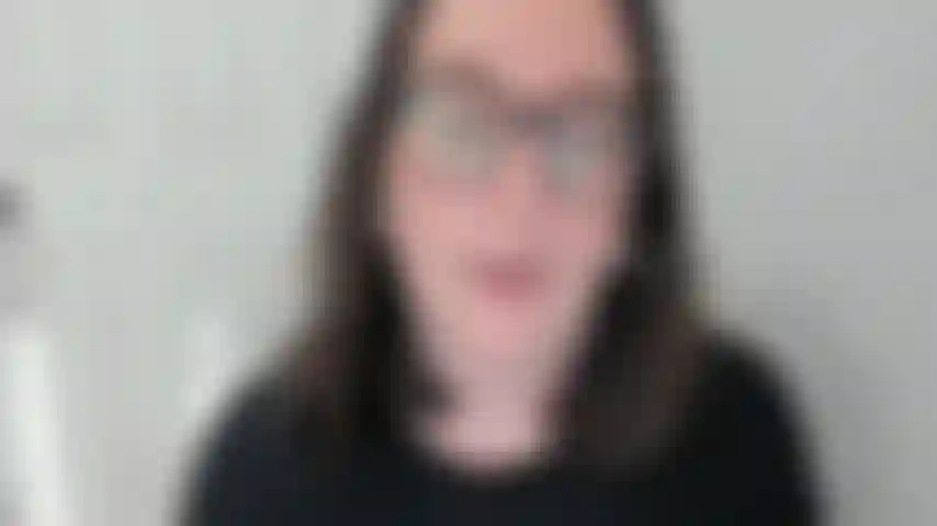 Je me masturbe rapidement avec mon vibromasseur clitoridien.