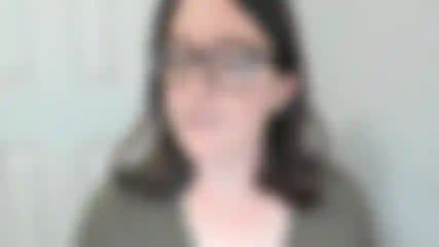 Je joue avec mon clitoris pendant que tu regardes mon visage.