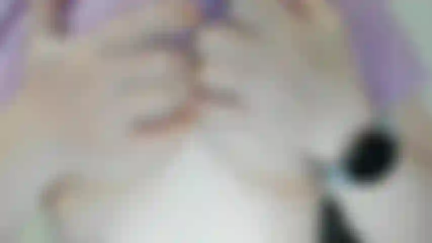 Je chevauche un gode avec des lunettes.