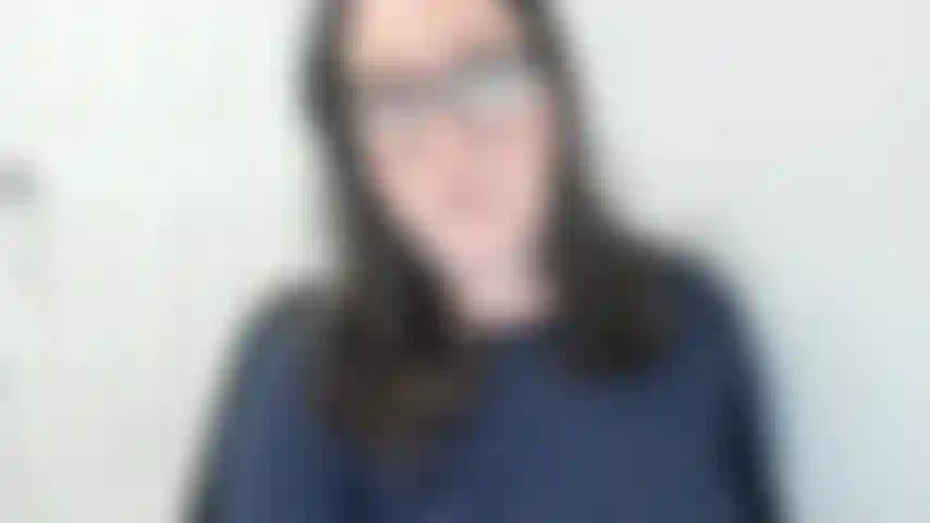 Je me masturbe en portant uniquement des chaussures de course sales.