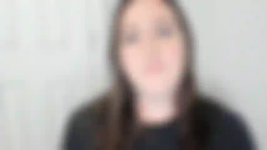 Surveille mon visage pendant que je frotte mon clitoris.