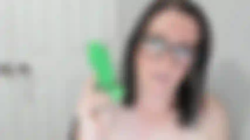 J'utilise un gode et mes doigts pour jouir deux fois.