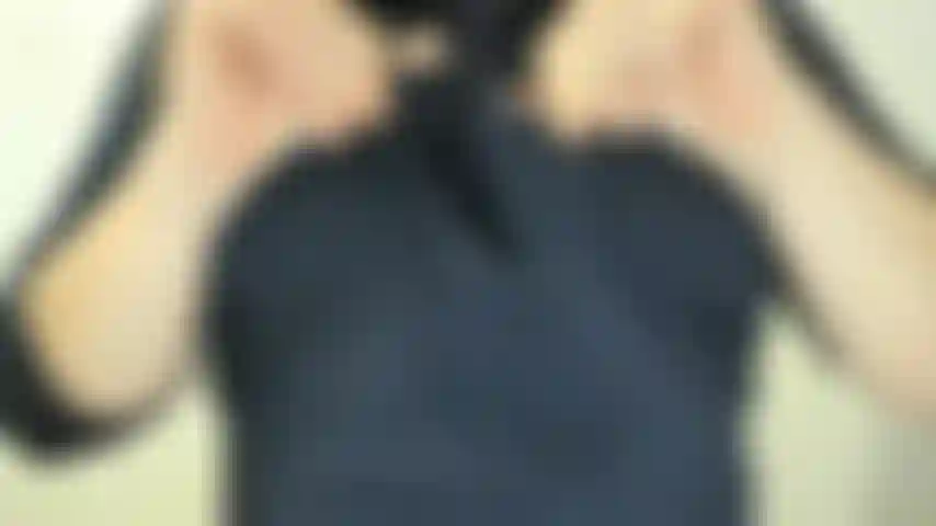 J'utilise un vibromasseur clitoridien comme je le ferais en privé.