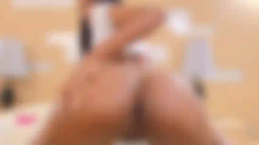 C'est tellement chaud la façon dont je baise ma chatte.