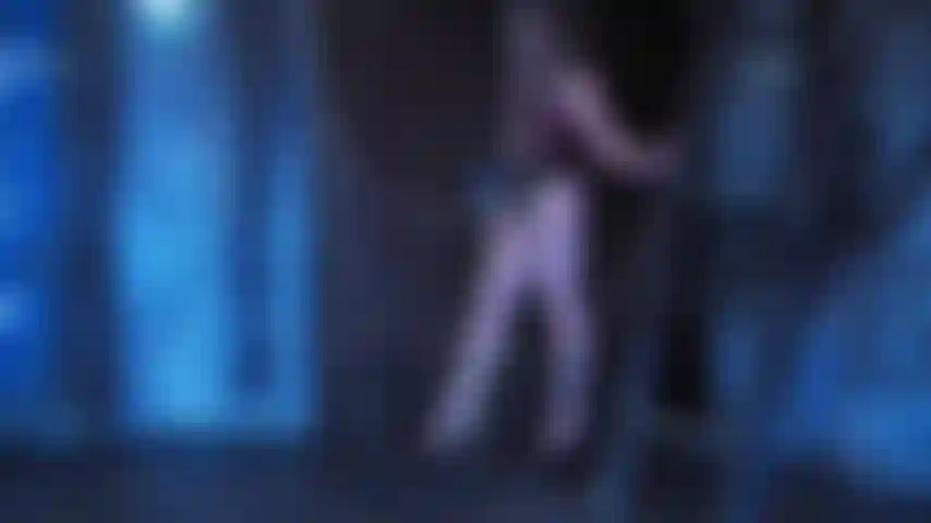 Poledance pour mes meilleurs mecs ! Mes jambes volent dans un style à jambes écartées !