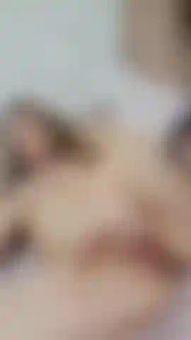 Je joue avec la chatte en bas.