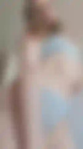 Vêtements transparents et striptease.