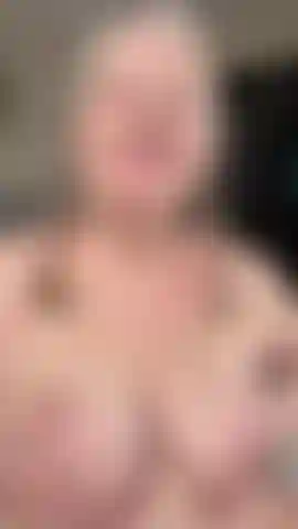 Imagine que ce jouet est ta bite. J'adore vraiment sucer et avaler profondément. Ça m'excite énormément et me rend très mouillée. J'adore le glisser dans ma chatte et ensuite le sucer encore plus !