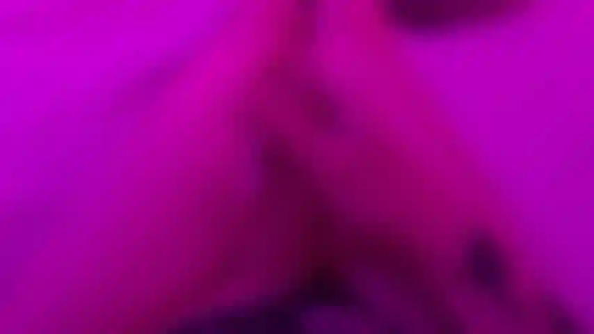 Sa grosse goutte de sperme en pov.