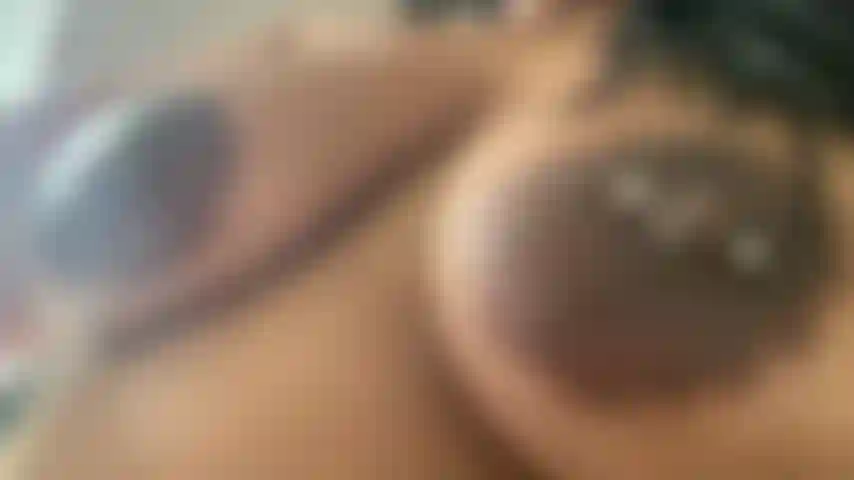 Tu veux voir mes seins léchés ?