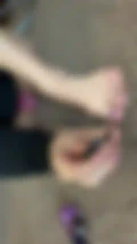 Regarde-moi repeindre mes petits orteils.