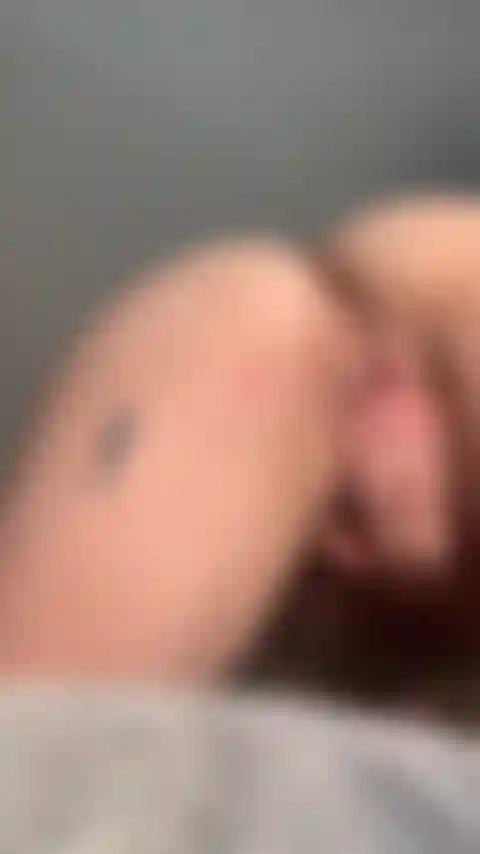 La chatte pov au sol éjacule.