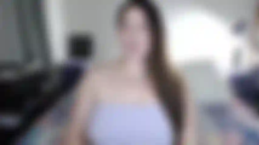 Tu aimes les gros culs comme le mien. Ronde et juteuse. Dodue et parfaite. Grande et rebondissante. Regarde-moi enlever cette petite culotte et présenter mes trous gourmands pour ton hommage aujourd'hui.