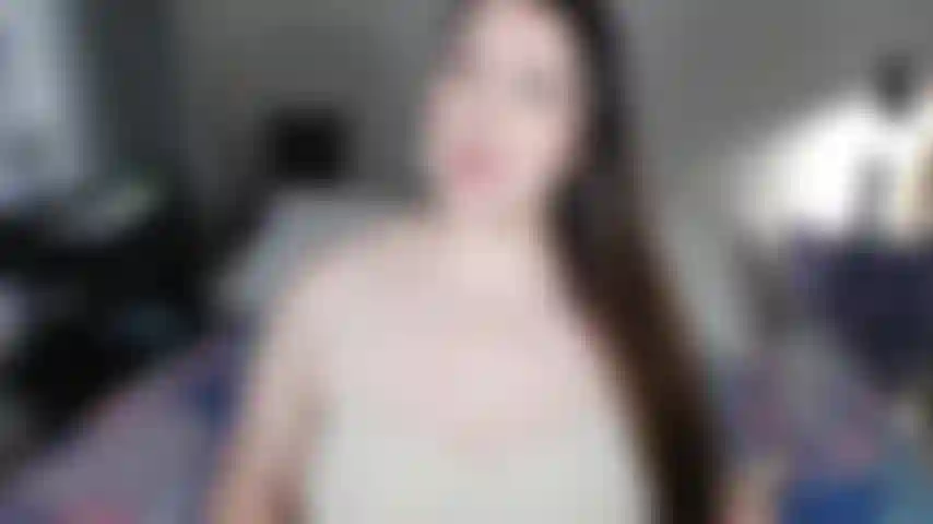 Je veux que tu mettes ton cul en l'air et que tu l'alignes avec ma grosse sangle épaisse. Sens-moi sonder au plus profond de toi pendant que tu me caresse fort dans ton cockring. Tu es si faible pour ma grosse bite.