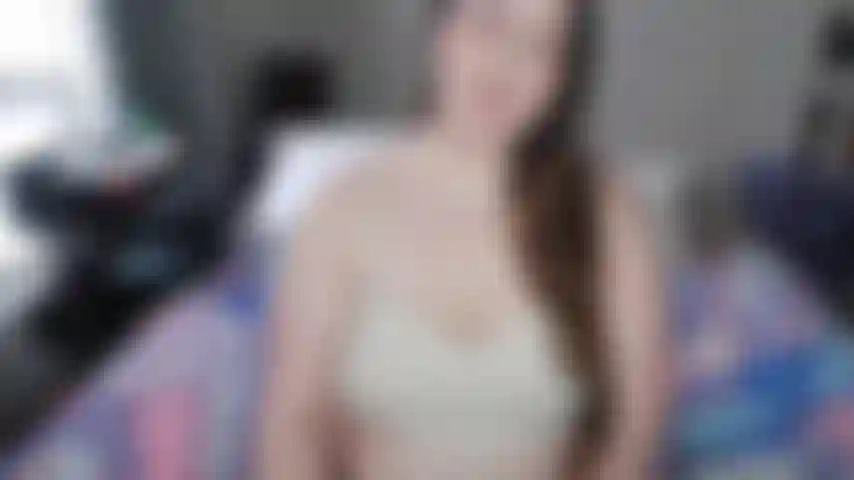 Exhibant mon trou du cul poilu, écartant mes joues puantes et faisant rebondir mon butin devant ton visage. Alors ma chatte mouillée saisira ta bite pendant que je roulerai et t'encouragera à jouir.