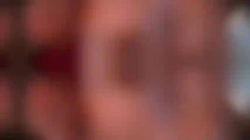 Douce fille coquine qui attend pour te réchauffer au lit.